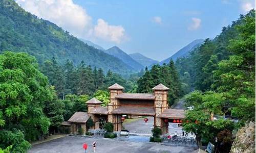 降雪促姑婆山景区旅游_姑婆山下雪